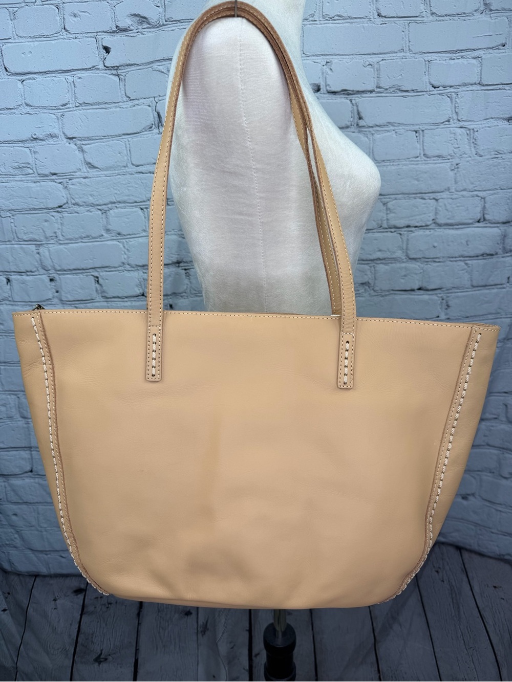 The Sak Faye Tote in Vachetta Leather - Picture 2 of 9